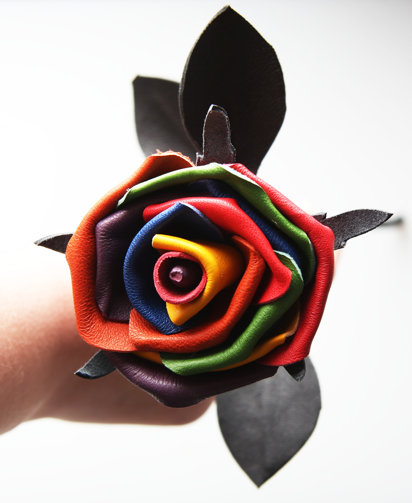 Leder Rose - Regenbogen - schwarze Blätter